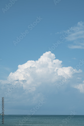 夏の雲と小さく姫島礁灯台 