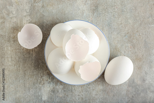 White eggshells and whole e...