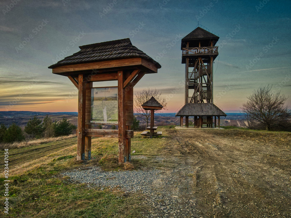 Fototapeta Krajobraz z wieżą widokową w Pruchniku