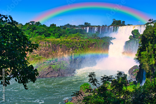 イグアスの滝上空にかかる虹