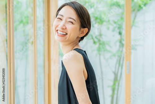 Free Download ワンピースを着た日本人女性 - GFXLoad