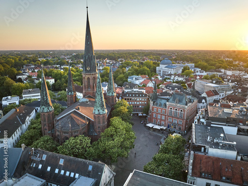 Marktplatz mit Kirche und Rathaus