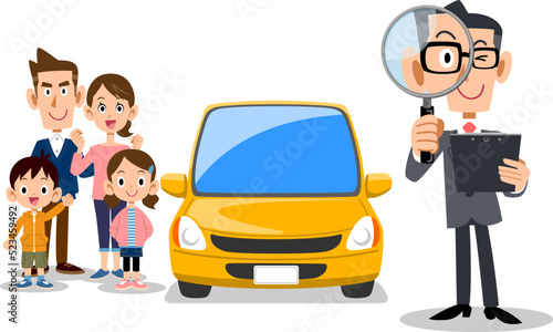 書類を手に持ち虫眼鏡を覗くスーツの男性と車と家族
