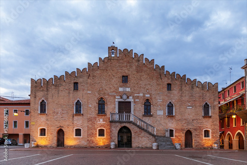 Edificio storico in stile gotico, con merlatura ghibellina, al centro della città.
