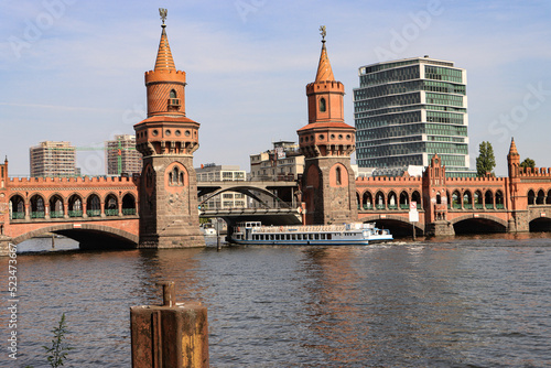 Berliner Wahrzeichen im Sommer 2022; Blick von der Cuvrystraße zur Oberbaumbrücke