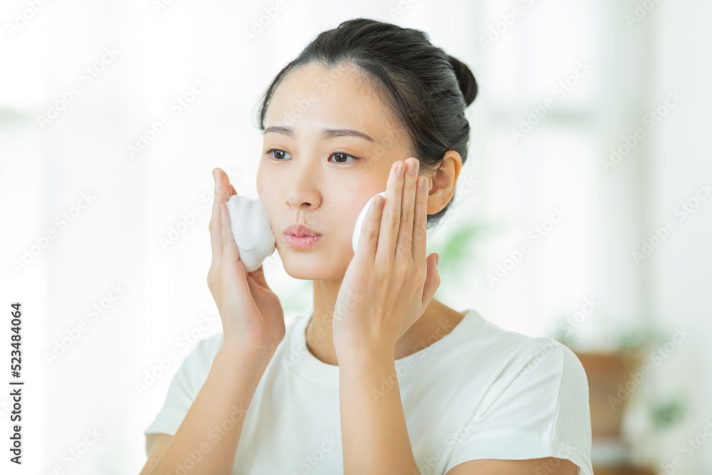 洗顔をする若い女性