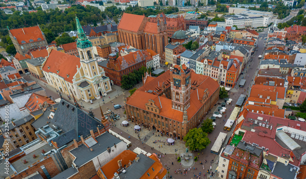 Widok z lotu ptaka na Ratusz Staromiejski i kościoły, rejon starego miasta, ulica rynek Staromiejski, Toruń - obrazy, fototapety, plakaty 