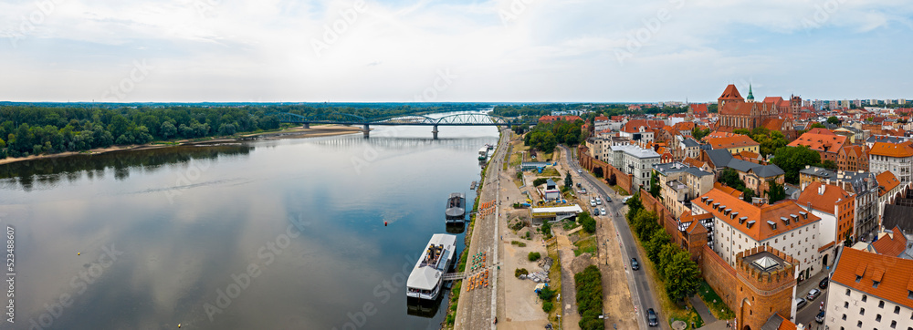 Obraz na płótnie Toruń, promenada nad rzeką Wisła, widok w kierunku zachodnim na średniowieczną część miasta i most Józefa Piłsudskiego w salonie
