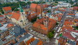 Widok z lotu ptaka na Ratusz Staromiejski i kościoły, rejon starego miasta, ulica rynek Staromiejski, Toruń