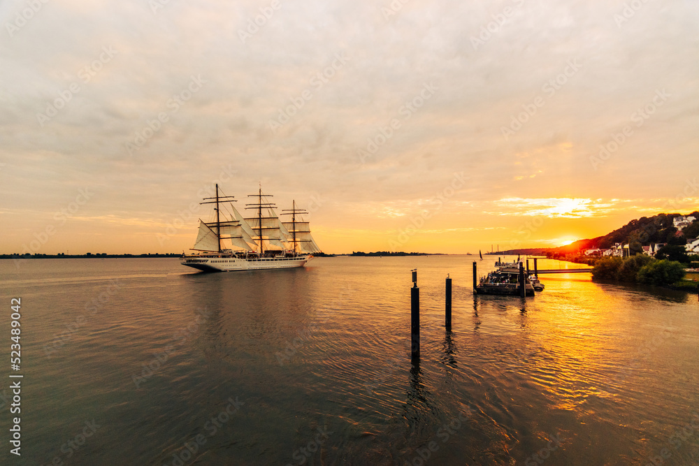 Die Sea Cloud Spirit, großes Kreuzfahrtsegelschiff auf dem Weg von Hamburg in die weite Welt. Die Sea Cloud Spirit, großes Kreuzfahrtsegelschiff auf dem Weg von Hamburg in die weite Welt.