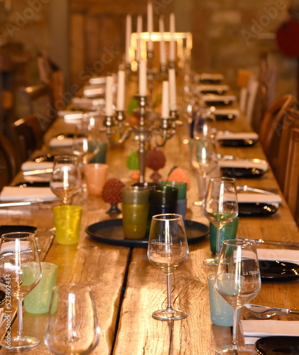 Lange, festliche Tafel auf einem rustikalen Holztisch