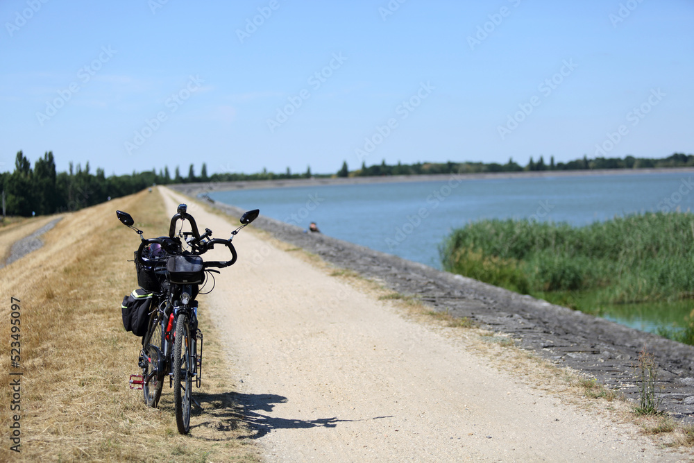 Rower turystyczny na brzegu jeziora w Turawie. - obrazy, fototapety, plakaty 