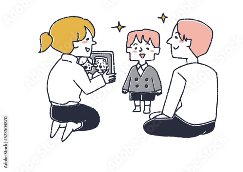 新しい制服を着ている男の子を祖父母に見せている両親　春に小学校に入学する子どもに関するイラスト