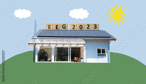 EEG 2023, Energiesparhaus mit Solaranlage auf dem Dach als Beipiel für erneuerbare Energien in bezug auf  die Gesetzesänderung zur EEG-Umlage, erneuerbare Energien Gesetz photo