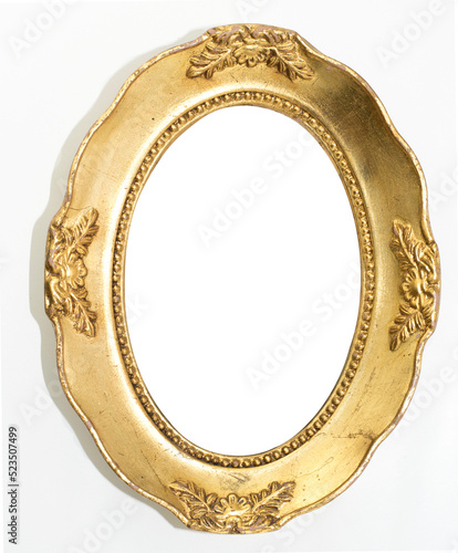 Ovaler, goldener Bilderrahmen mit Blattornamenten zur Verzierung als Mockup für ein Foto mit weißem Hintergrund