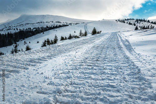 Foto Track of caterpillar snowcat in mountains