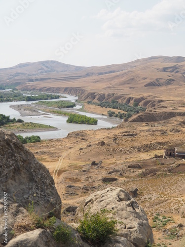 Wschodnia Gruzja, widok na góry i rzekę 