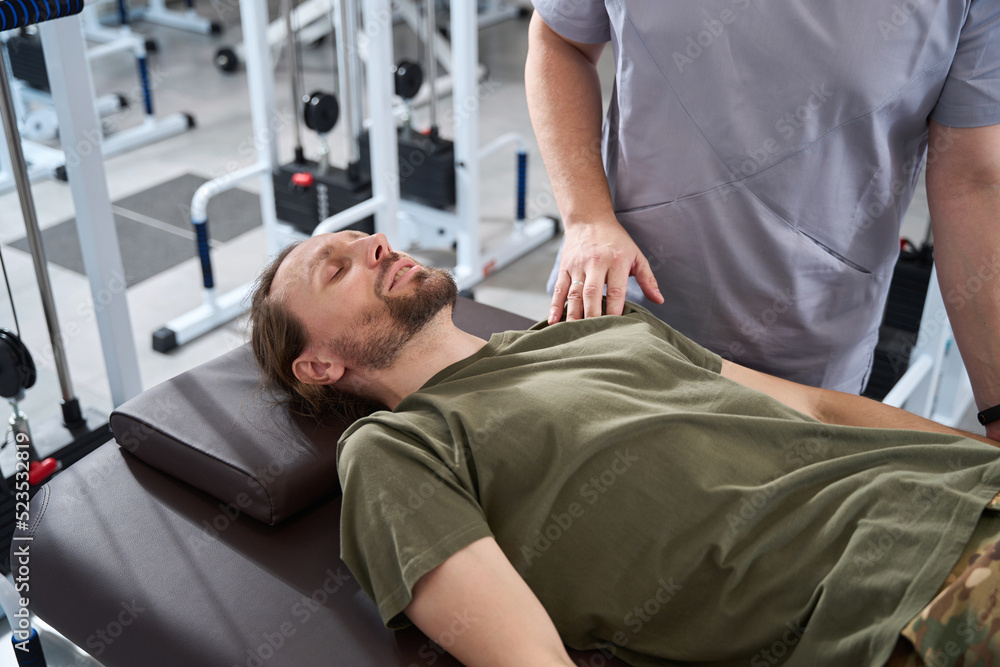 Obraz premium Soldier lies on a massage table in a rehabilitation center