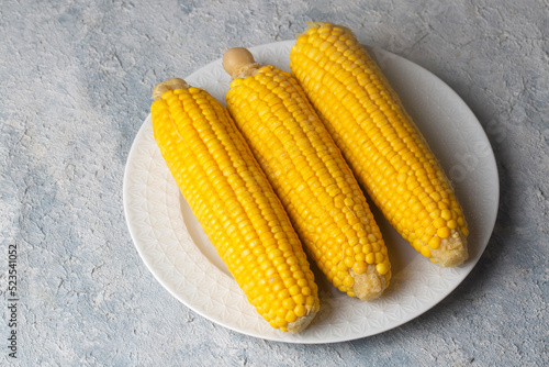 Boiled sweet corn, food con...