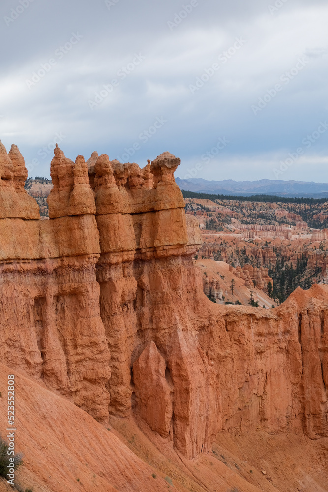 Le parc national Bryce cayon avec ses immenses amphithéâtres naturels parsemés de nombreux hoodoos Le parc national Bryce cayon avec ses immenses amphithéâtres naturels parsemés de nombreux hoodoos