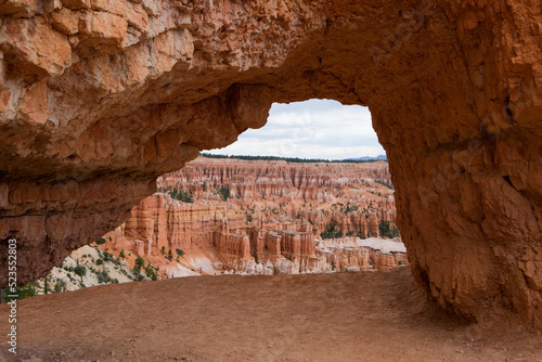 Le parc national Bryce cayon avec ses immenses amphithéâtres naturels parsemés de nombreux hoodoos photo