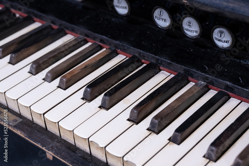 Wallpaper Mural altes rustikales Klavier Torontodigital.ca