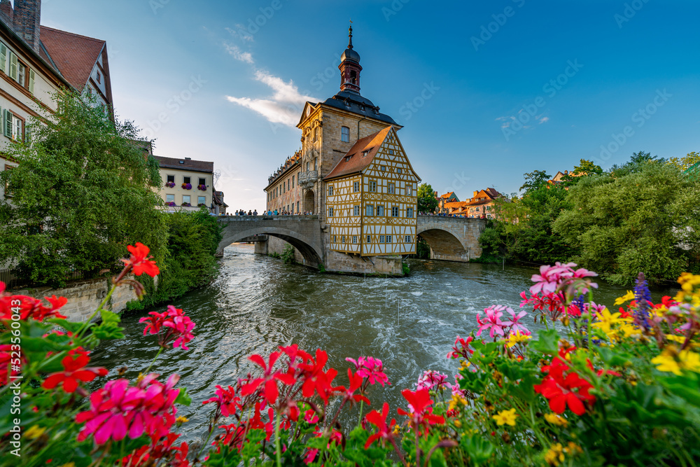 Blütenpracht vor dem historischen Bamberger Rathaus