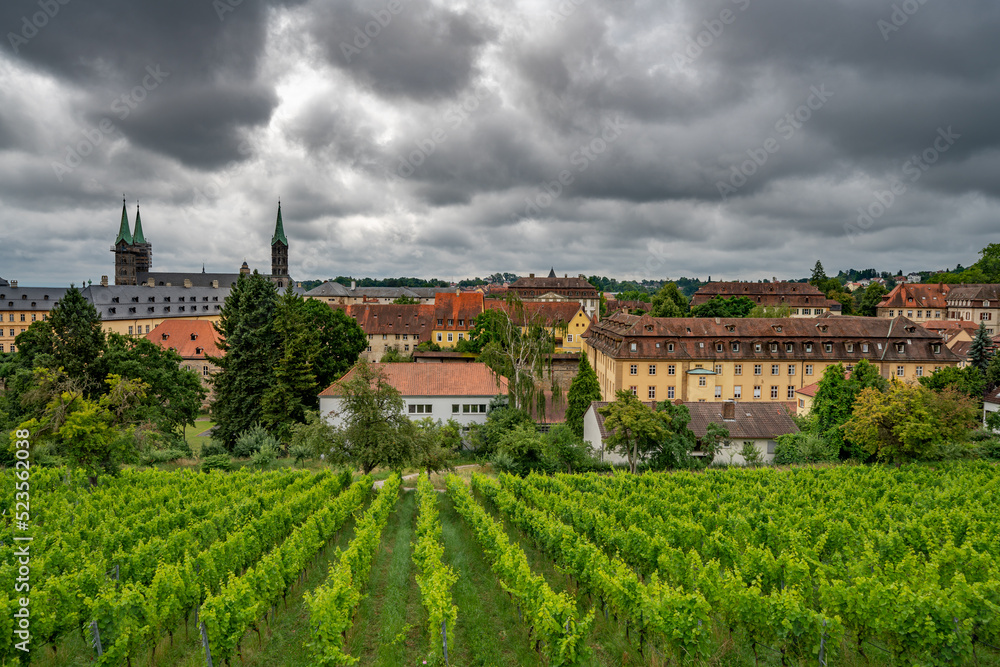 Dunkle Gewitterwolken über dem Michaelsberg in Bamberg
