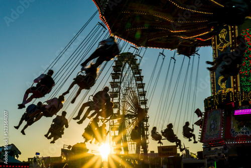 Kettenkarussel und Riesenrad auf dem Münchner Oktoberfest
