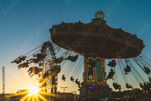 Kettenkarussel und Riesenrad auf dem Münchner Oktoberfest