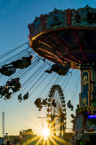 Kettenkarussel und Riesenrad auf dem Münchner Oktoberfest