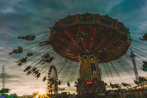 Kettenkarussel und Riesenrad auf dem Münchner Oktoberfest