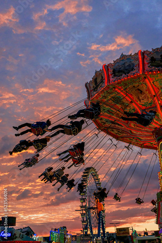 Kettenkarussel und Riesenrad auf dem Münchner Oktoberfest