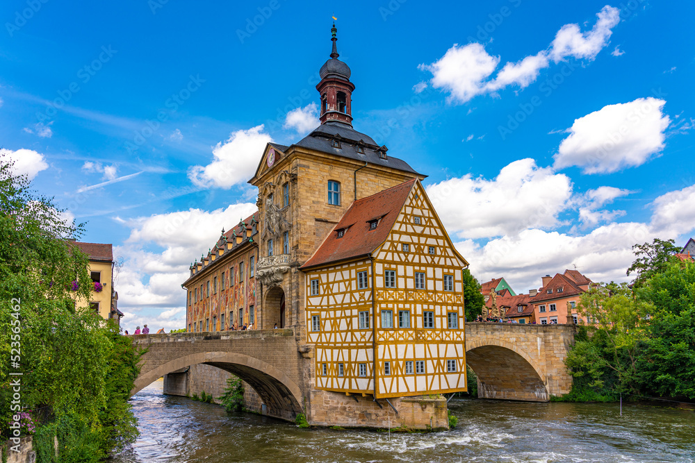 Historisches Rathaus in Bamberg unter weiß-blauem Himmel
