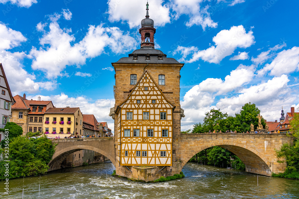 Historisches Rathaus in Bamberg unter blauem Himmel
