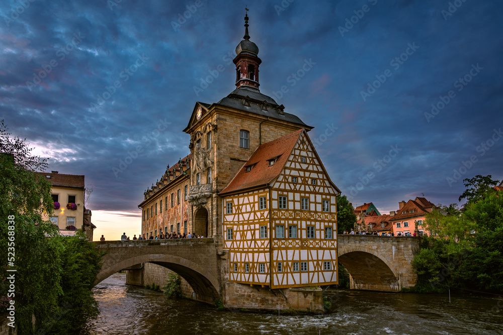Obere Brücke und Altes Rathaus in Bamberg in der Abendstimmung