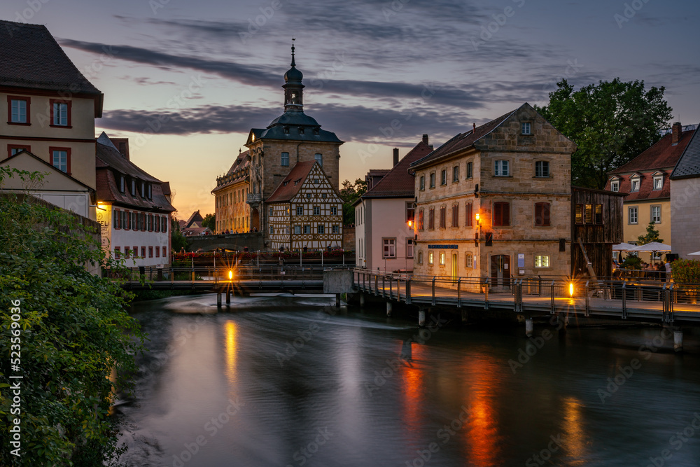 Altes Rathaus und Geyerswörthsteg in Bamberg in der Abendstimmung