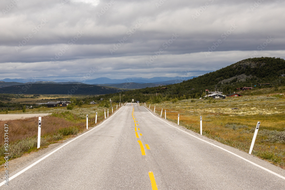 Straße mit gelber Mittellinie in den Bergen Norwegens Stock-Foto ...
