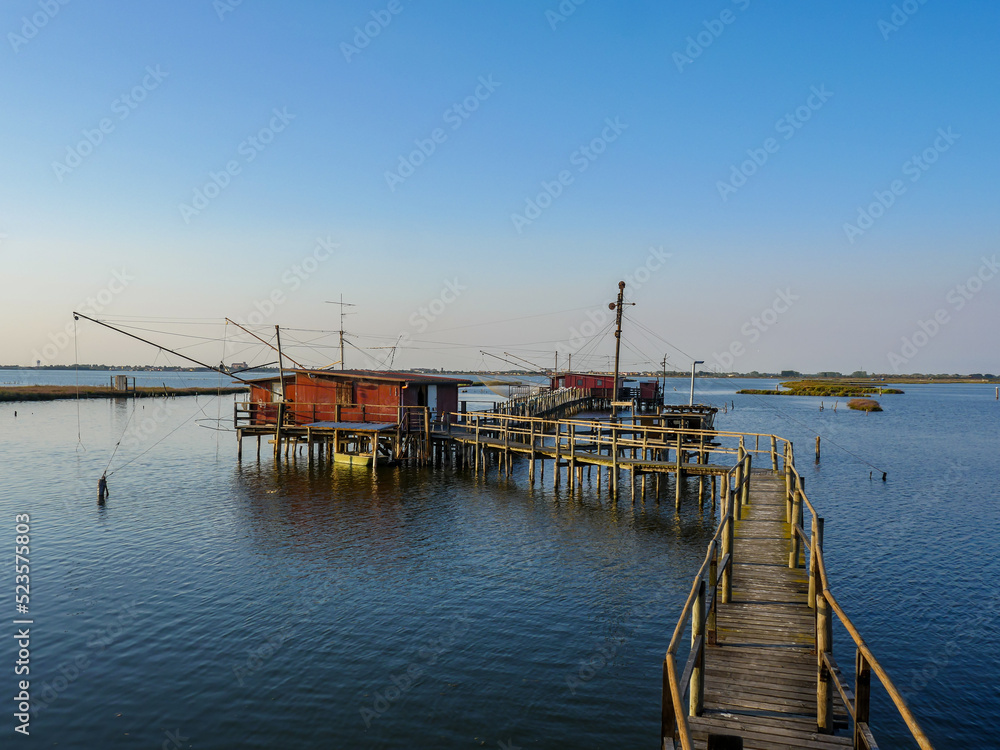 Fototapeta premium Blick auf einer Fischerhütte im Po-Delta bei Comacchio