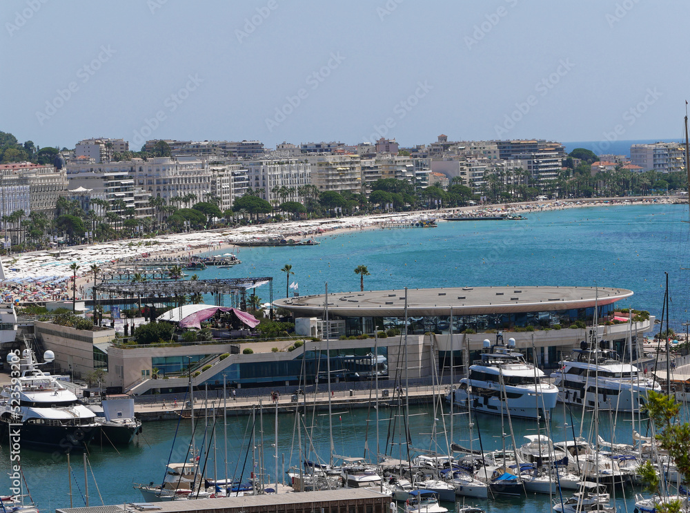 Vue sur Cannes : le vieux port, le palais des festivals, la mer et les plages de la Croisette