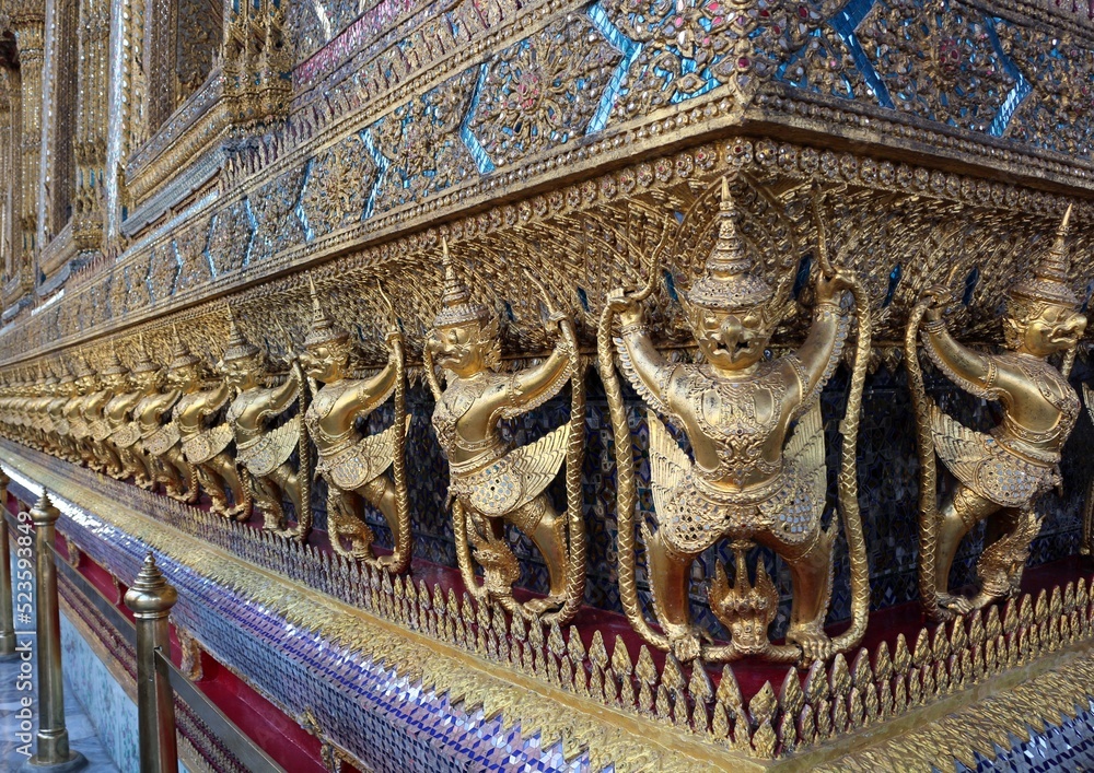Ornamentación en uno de los edificios del Gran palacio en Bangkok, Tailandia Ornamentación en uno de los edificios del Gran palacio en Bangkok, Tailandia