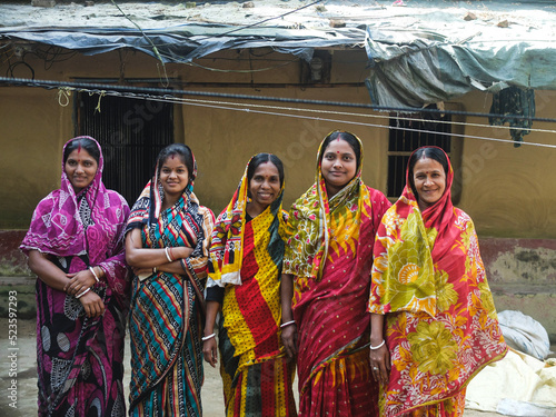 Foto women in traditional costume, bangladeshi middle aged hindu religious sister wea