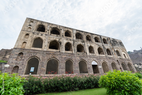 Fotografia A structure with arches at the ancient Golconda Fort in the city of Hyderabad