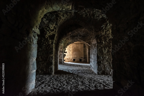 Платно Stone arches in a tunnel corridor in the ruins of the ancient historic Golconda fort in the city of Hyderabad