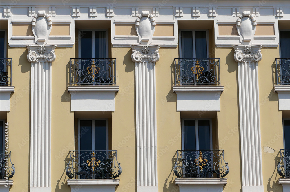 Naklejka premium Détail d'une magnifique façade et des fenêtres d'un beau bâtiment à Nice