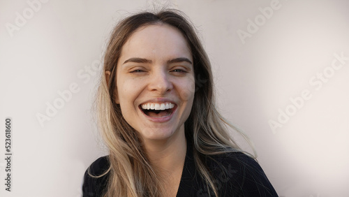 Retrato de mulher jovem rindo photo