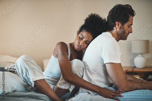 Foto Woman tries to embrace her husband with affection after their fight at home