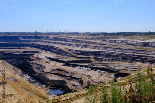 Blick in den Braunkohle Tagebau mit Windr  dern am Horizont  