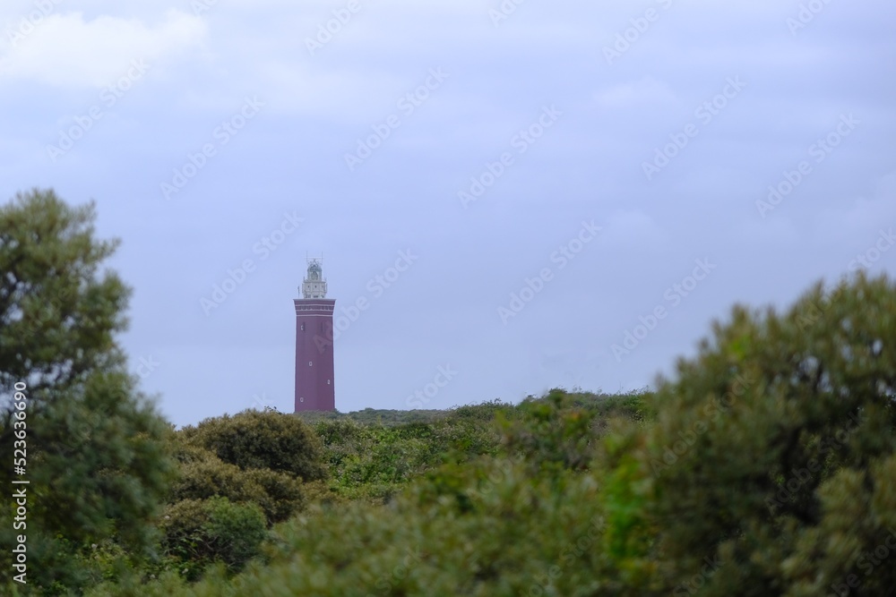 Blick auf einen Leuchtturm am Nordsee Strand