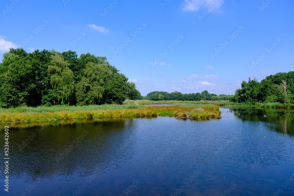 Blick auf eine schöne Landschaft mit See Blick auf eine schöne Landschaft mit See